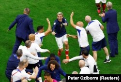 Matteo Guendouzi dari Prancis, Antoine Griezmann dan Ousmane Dembele merayakan kemenangan Tim Les Bleus dengan sang pelatih Didier Deschamps dan staf pelatih saat Prancis melaju ke final Piala Dunia 2022. (Foto: REUTERS/Peter Cziborra)