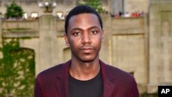 Pelawak Jerrod Carmichael akan menjadi pembawa acara Golden Globes Award tanggal 10 Januari 2023 mendatang (dok: Rob Grabowski/Invision/AP)