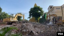 កម្ទេចកម្ទីរបស់​កុដិ​នៅ​វត្ត​ឧណ្ណាលោម​កំពុងត្រូវបានយកចេញពីវត្តឧណ្ណាលោមទៅចោល នៅរាជធានីភ្នំពេញ ថ្ងៃទី១៣ ខែធ្នូ ឆ្នាំ២០២២។ (ហាន ណូយ/វីអូអេ)