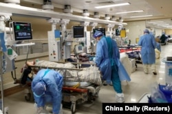 资料照：北京朝阳医院的医护人员在疫情爆发期护理ICU的重症病人。(2022年12月27日)