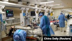 北京朝阳医院的医护人员在疫情爆发期护理ICU的重症病人。(2022年12月27日)