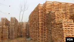 The national highway that connects Kashmir valley to the rest of India welcomes visitors with wooden blocks called clefts on both sides of the road. (Wasim Nabi/VOA)
