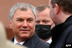 Vyacheslav Volodin menghadiri parade militer Hari Kemenangan di Lapangan Merah di Moskow pada 9 Mei 2021. (Foto: AFP)