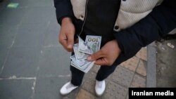 رشد قیمت دلار همچنان ادامه دارد و ارزش پول ملی در جمهوری اسلامی همچنان در حال سقوط است. 
