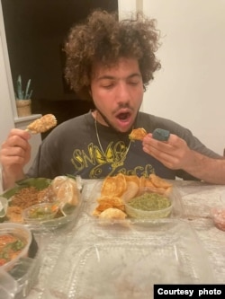 Benny Blanco menikmati nasi goreng Tek Tek, sate lilit, kerupuk udang, emping, sambal hijau buatan Seleraku Los Angeles (dok: Benny Blanco)