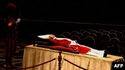 Jenazah Paus Emeritus Benediktus XVI tampak disemayamkan di Basilika Santo Petrus, Vatikan pada hari Senin (2/1).