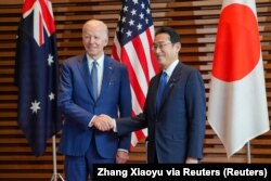Perdana Menteri Jepang Fumio Kishida menyambut Presiden AS Joe Biden di aula depan Kantor Perdana Menteri Jepang di Tokyo, Jepang, 24 Mei 2022. (Foto: Zhang Xiaoyu via REUTERS)