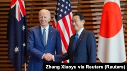 Perdana Menteri Jepang Fumio Kishida menyambut Presiden AS Joe Biden di aula depan Kantor Perdana Menteri Jepang di Tokyo, Jepang, 24 Mei 2022. (Foto: Zhang Xiaoyu via REUTERS)