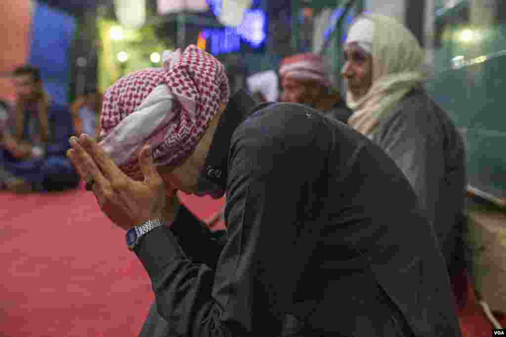 Sheikhs in attendance spoke of Jesus’s humanity and the recent words of an advisor to Egypt’s Grand Mufti: “Celebrating the birth of Christ is a respite in a new year of high prices, calamities, and inflation.” In Al-Sherif, Egypt. (Hamada Elrasam/VOA)