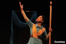 মঞ্চে 'সারস ডানায় পরান পাখী'