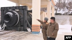 북한은 지난해 12월 김정은 국무위원장의 현지 지도 아래 국방과학원의 중요연구소가 서해위성발사장에서 140tf(톤포스) 추진력의 대출력 고체연료발동기의 첫 지상분출시험을 성공적으로 진행했다며 사진을 공개했다.