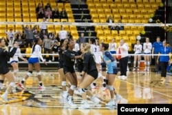 Odbojkašice Univerziteta Tauson na utakmici...