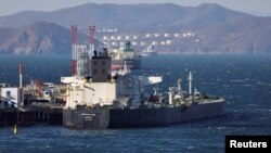 Arhiva - Tanker za prevoz sirove nafte usidren na terminalu Kozmino, u zalivu Nakodka, Rusija, 4. decembra 2022.