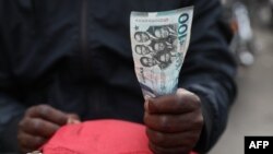 Le gouvernement a signé un accord de renflouement de 3 milliards de dollars avec le FMI pour consolider ses finances publiques, mais la stabilité économique est encore loin.