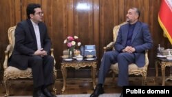 Hüseyn Əmir Abdullahian və Seyid Abbas Musəvi (Rəsmi foto, mənbə İran Xarici İşlər Nazirliyi)