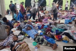 Pengungsi Rohingya mendapatkan perawatan medis setelah mereka tiba di Desa Meunasah Ujong Pie, di Pidie, Aceh, 26 Desember 2022. (Foto: REUTERS/Hidayatullah Tahjuddin)