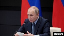블라디미르 푸틴 러시아 대통령이 23일 방산업체 지도자들과의 만남을 주재하고 있다. (자료사진)