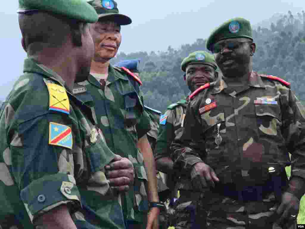 Mkuu wa Jeshi mashariki mwa DRC Jenerali Mbangu Masita pamoja na makamu wake Jenerali Mutu Peke wakishauriana. Picha na mwandishi wa VOA Austere Malivika