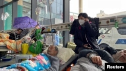 上海一家医院急诊室内收住的新冠病人。（2023年1月5日）