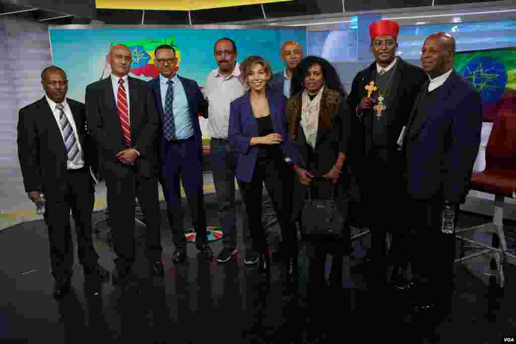 ሰሜን ኢትዮጵያ ውስጥ በተካሄደው ጦርነት ላይ ያተኮረ የአንድ ሰዓት ልዩ የቴሌቪዥን ውይይት ሲቀረፅ የስቱዲዮ ተጋባዥ ተሣታፊዎችና የአሜሪካ ድምፅ ባልደረቦችኅዳር/14/1995 ዋሽንግተን ዲሲ/ ቪኦኤ ስቱዲዮ