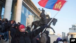 蒙古国示威者在首都乌兰巴托国家大厦前挥舞国旗抗议蒙古与中国的煤炭贸易腐败 (2022年12月5日)