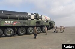 រូបឯកសារ៖ មេដឹកនាំ​កូរ៉េខាងជើង​លោក Kim Jong Un ពិនិត្យ​មើល​គ្រាប់មីស៊ីល ​(ICBM) នៅ​ក្នុង​រូបថត​ដែល​ត្រូវ​បាន​ផ្សព្វផ្សាយ​កាល​ពី​ថ្ងៃទី ១៩ ខែវិច្ឆិកា ឆ្នាំ២០២២។ (KCNA via REUTERS)