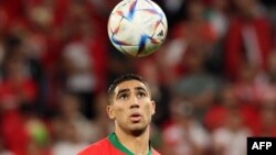 Le défenseur marocain Achraf Hakimi lors du match de football des huitièmes de finale de la Coupe du monde 2022 du Qatar entre le Maroc et l'Espagne au stade Education City à Al-Rayyan, le 6 décembre 2022. (Photo de KARIM JAAFAR / AFP )