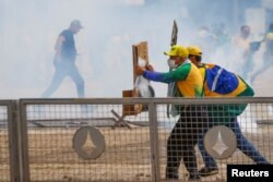 Supporters of Brazil's former President Jair Bolsonaro demonstrate against President Luiz Inacio Lula da Silva, outside Brazil’s National Congress in Brasilia, Brazil, January 8, 2023. (REUTERS/Adriano Machado)
