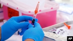 Vaksin flu di Pusat Sumber Daya Komunitas L.A. Care dan Blue Shield of California Promise Health Plans. (Foto: AP)