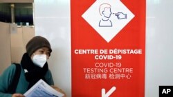 
1일 프랑스 파리 북부 샤를 드골 공항에서 중국발 승객이 신종 코로나바이러스 감염 검사를 받기 위해 대기하고 있다.