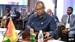 Le président de la Guinée-Bissau Umaro Sissoco Embalo lors du sommet de l'Union économique et monétaire ouest-africaine (UEMOA) à l'hôtel Sofitel Ivoire à Abidjan le 05 décembre 2022.