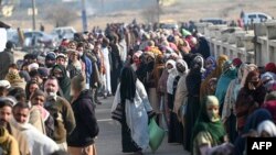 پاکستانیان د دولتي سبسایډۍ ارزانه اوړو د ترلاسه کولو دپاره انتظار باسي. 