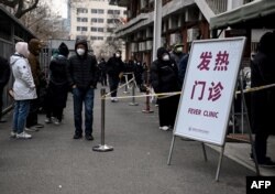 北京一家医院的发热门诊前市民在排队等候。（2022年12月9日）