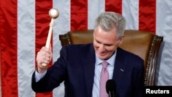 Kevin McCarty moyangeli ya sika ya Congrès Etats-Unis nsima na bobnami bwa ye na bo' mokambi ya suku ya balakisi bilongi, na Capitol, Washington DC, 7 janvier 2023.