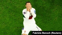 Cristiano Ronaldo bereaksi setelah Portugal kalah melawan Maroko pada babak perempat final Piala Dunia 2022 di Thumama Stadium, Doha, Qatar. (REUTERS/Fabrizio Bensch)