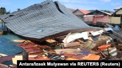 Bangunan pasar tradisional yang rusak tergambar pasca gempa di Ambon, Maluku, 26 September 2019. (Foto: Antara/Izaak Mulyawan via REUTERS)