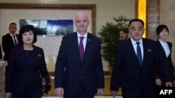 잔니 인판티노 국제축구연맹(FIFA) 회장(가운데)이 지난 2019년 10월 평양을 방문했다. 오른쪽은 김장산 북한 축구협회 서기장.