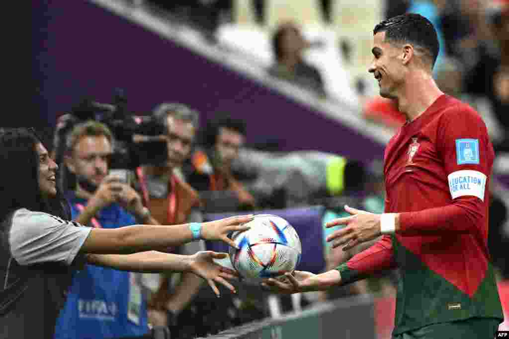Attaquant ya Portugal #07 Cristiano Ronaldo azwi ndembo na maboko ya mokunisi moko ya mwasi na match na Suisse na 8e ya Mondial Qatar 2022 na stade Lusail, Doha, 5 décembre 2022. (Photo by Jewel SAMAD / AFP)