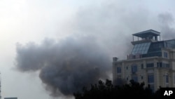 Asap mengepul dari sebuah gedung hotel setelah ledakan dan tembakan di kota Kabul, Afghanistan, Senin, 12 Desember 2022. Seorang pejabat Taliban mengatakan bahwa sebuah gedung hotel telah diserang kompleks di ibu kota Afghanistan, Kabul. (Foto: AP)