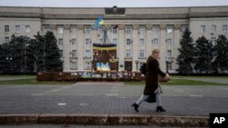 우크라이나 동부 러시아가 점령했다가 퇴각한 헤르손 시청에 지난 10일 우크라이나기가 걸려있다.