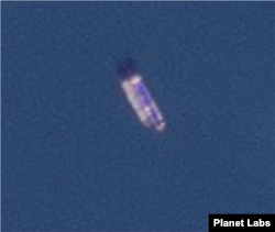 북한 서해 해상에서 양 옆을 맞댄 선박 2척. 이들 선박은 길이가 각각 145m(오른쪽)와 125m로 과거 이 지역에서 발견된 선박보다 큰 것으로 나타났다. 사진=Planet Labs