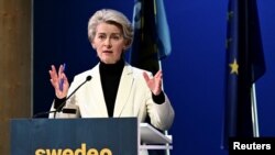 اورسولا فون در لاین، رئیس کمیسیون اروپا در کنفرانس خبری در سوئد. ۲۲دی. رویترز