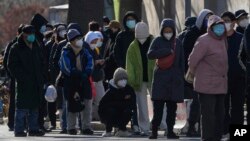 რიგი პეკინის ერთ-ერთ საავადმყოფოსთან. 11 დეკემბერი, 2022 წ. 