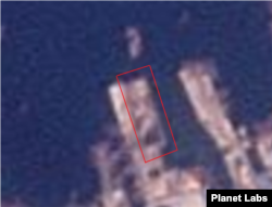 금강산 관광지구에서 북쪽으로 약 37km 떨어진 통천항에 해금강 호텔 하층 지지부위로 추정되는 물체(사각형 안)가 보인다. 사진=Planet Labs