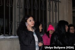 Nigar Həzi, Əjdər Məlikov adına 6 saylı xəstəxananın önündə