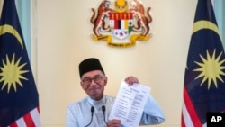 Perdana Menteri Malaysia Anwar Ibrahim dalam konferensi pers di kantor perdana menteri di Putrajaya, Malaysia, Jumat, 2 Desember 2022. (AP/Vivian Loo)