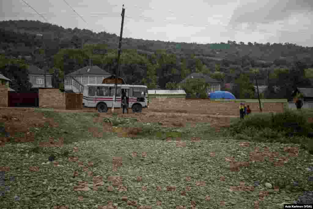 Qubanın mərkəzindən təxminən 17 kilometr aralıqda yerləşən İspik kəndində işsizlik birinci yerdədir. Kənd sakinləri üçün iş olmadığından insanlar rayon mərkəzinə yaxud ətraf rayonlara gedirlər. Gənclərin əksəriyyəti isə iş üçün Bakıya üz tutur. (22 iyul, 2022)
