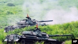 资料照 - 日本陆上自卫队的坦克在富士山下进行军事演习。