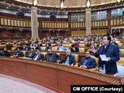 پنجاب اسمبلی کے اجلاس کے دوران وزیرِ اعلیٰ چوہدری پرویز الہیٰ اظہارِ خیال کر رہے ہیں۔