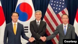 (자료 사진) 성 김 미국 국무부 대북특별대표와 김건 한국 외교부 한반도평화교섭본부장, 후나코시 다케히로 일본 외무성 아시아대양주 국장 등 세 나라 북 핵 수석대표들이 13일 인도네시아 자카르타의 미국대사관에서 회동했다. 사진 = 한국 외교부.